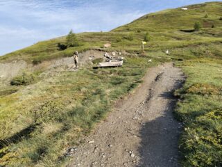 dopo il tratto ripido si trova la poderale che porta al rifugio