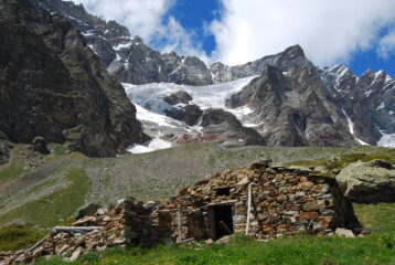 L’Alpe di Crot, col Ghiacciaio di Mont Tabel, raggiunta con una deviazione sul sentiero 65