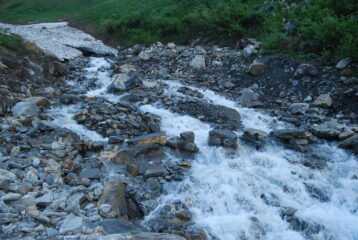 L’attraversamento del torrente Chambave, ora senza piantoni e canapone
