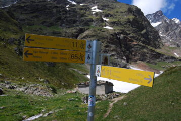 La palina presso l’Alpe Cors, al ponticello; manca il segnavia del 65 per l’Oriondè 
