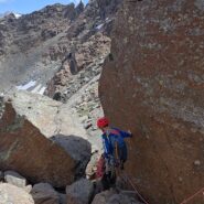 Tra il 3° e 4° tiro al posto che disarrampicare siamo scesi a sx ( facile) per poi riprendere un diedro sulla dx ( 2 friend incastrati) 