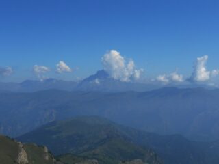 Nuvole al trotto sul Monviso