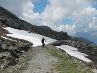 uno dei piccoli nevai che non ostruiscono più il passaggio
