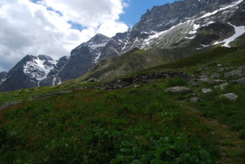 Ai ruderi di Maberge, dove i sentieri 11 e 65 di separano