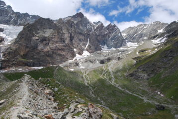 Il Vallone Torrente Fossu, appena attraversato, dal filo di cresta. A sinistra la Cresta Albertini