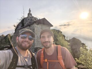 Stanchi ma felici, dopo una giornata di montagna spensierata, per una volta senza cercare il difficile ma solo godendo del mondo intorno a noi