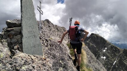  Arriviamo in vetta.