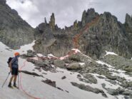  Discesa dalla via normale dei buchi. In rosso la traccia.