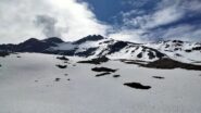 Dove abbiamo calzato gli sci.
Davanti la Grande Traversiere (punta a sinistra), al centro la Punta Bassac Sud e scendendo sulla verticale il canale da noi risalito.