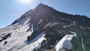  Poco sotto alla cima.