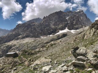 La meta, con l'attacco in corrispondenza del primo piccolo cornetto del nevaio, a sx