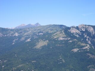 Dietro l' Armetta spuntano Conoia , Mongioie e Pizzo 
