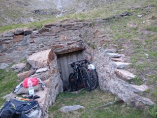 Bici abbandonate,si parte a piedi!