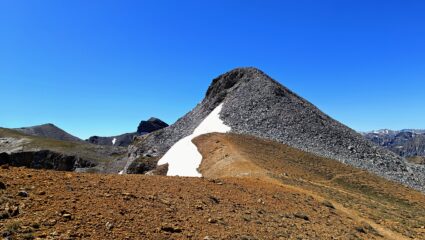Oltre la Bassa di Terrarossa, l'anticima aggirata
