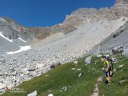 Poco sopra il bivacco Valmaggia. A sx (frecce e circolini) si vedono già il bivacco Enrico e Mario e la palina del colle Feuillas.