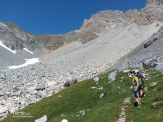 Poco sopra il bivacco Valmaggia. A sx (frecce e circolini) si vedono già il bivacco Enrico e Mario e la palina del colle Feuillas.