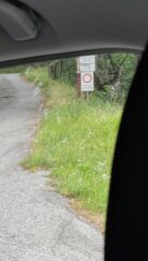 Bivio per Ausone con il segnale di divieto accesso