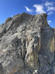 Le due calate dall'aiguille, la prima sul muretto compatto a destra sotto la cresta, la seconda prima del diedro/camino