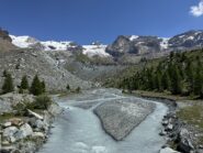 Si vedono i Breithorn, Roccia Nera, Polluce e Castore.
Il rifugio rimane dietro in alto dopo la morena.