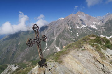 la piccola croce di quota 2709, meta scialpinistica alternativa al Col Serena