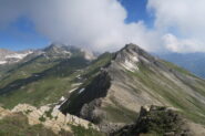 la cresta da seguire per raggiungere il colle posto sotto Costa Serena Nord