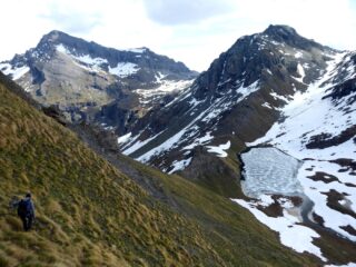 Scendendo su terreno erboso verso il Lago Perrin.