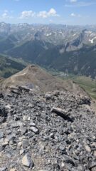 Dalla cima sguardo in basso verso la Tete de Viraysse con il forte e più in basso il paese Larche.