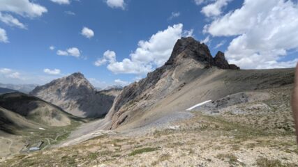 Panoramica con Meyna in primo piano sulla destra e Tete des Bréquets a sinistra