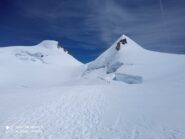 Punta Gnifetti a sinistra, Parrot a destra