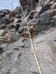 La roccia staccatasi con corda fissa rimasta appesa.
