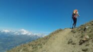 Salendo con lo sfondo del Bianco e delle Grandes Jorasses