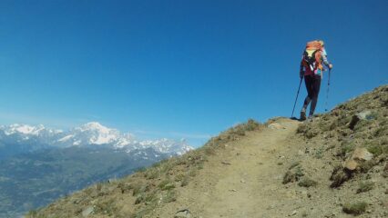 Salendo con lo sfondo del Bianco e delle Grandes Jorasses