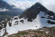 La gemella Testa di Licony e il valloncello ancora innevato visti dalla vetta