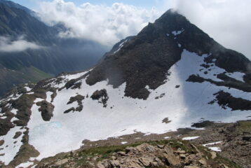 La gemella Testa di Licony e il valloncello ancora innevato visti dalla vetta