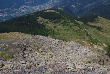 La via di discesa dalla Punta Fetita per la cresta Ovest verso il Laghetto di Les Ors