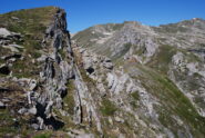 La via di accesso alla Punta Dzioule (a snx), prima su cresta e poi per cengia