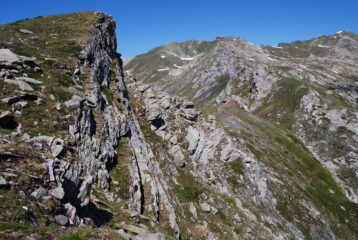 La via di accesso alla Punta Dzioule (a snx), prima su cresta e poi per cengia