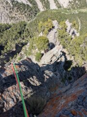 L10 sul filo dello spigolo. Si vede la sosta di L9 sul grande albero sottostante