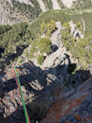 L10 sul filo dello spigolo. Si vede la sosta di L9 sul grande albero sottostante