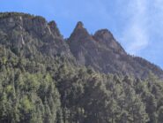 La via risale fino alla cima centrale che si vede qui