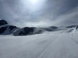Partenza da Plateau Rosa su neve ghiacciata tirata dai gatti