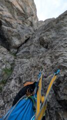 Sosta sulla destra al termine di L7. Si intravede in alto a sinistra una sosta con chiodi e fettuccia e più in alto una clessidra con fettuccia. Per noi è l'inizio della variante Lambert. La via Davin deve trovarsi a sinistra rispetto a questo diedro.