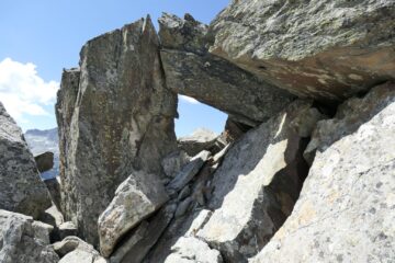 Il caratteristico foro a inizio cresta
