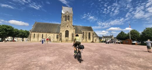 La famosa chiesa di Sainte-Mére-Eglise