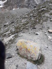 Abbandoniamo il n.65; deviazione indicata sulla pietra.