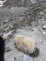 Abbandoniamo il n.65; deviazione indicata sulla pietra.