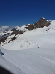 Dalla cima della Vincent, si nota un bel crepaccio su cui si passa sopra, vicino alla cordata di numerose persone