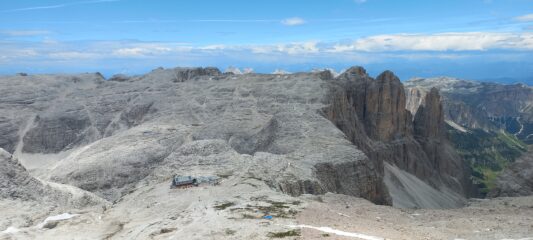 Il rifugio Boè, scendendo dal Piz Boè. Sulla sinistra la Val Lasties (che percorrerò), sulla destra la Val Mesdì (che scende verso Colfosco)
