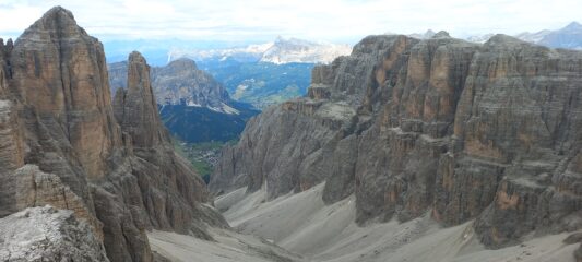Andando avanti, affaccio sulla Val Mesdì dall'Antersass (2908m)