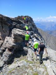in fase di discesa con saliscendi  sulla cresta rocciosa